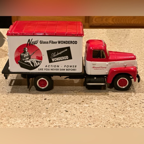 1957 IH DRY GOODS VAN ~SHAKESPEARE WONDEROD By FIRST GEAR INC. #10-1635 W Box - Picture 9 of 16